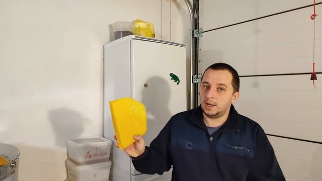 НУЖНО ЛИ СМОТРЕТЬ ПЧЁЛ ЗИМОЙ НЕКОТОРЫМ СЕМЬЯМ ДАЮ КОРМ смотреть онлайн