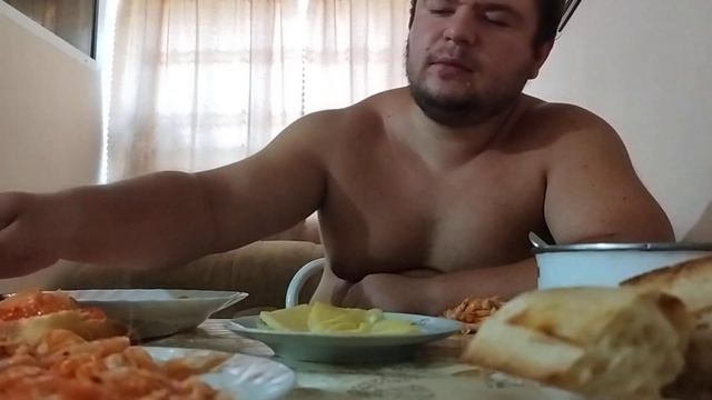 МУКБАНГ ЧЕЛОВЕКА С ШИЗОФРЕНИЕЙ . ИКРА КРАСНАЯ КРАСНАЯ РЫБА И МНОГО ДРУГОВА . смотреть онлайн