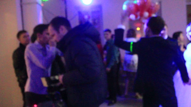 зачитал рэп на свадьбе