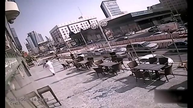 Стеклянная панель упала в сантиметре от человека.Glass panel falls inches from man. смотреть онлайн