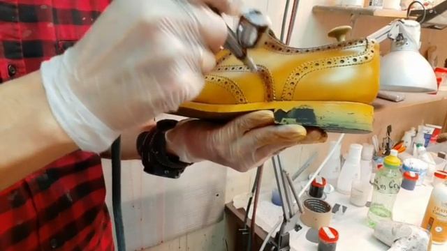 Как перекрасить обувь// Покраска кожи из чёрного в коричневый смотреть онлайн