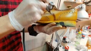 Как перекрасить обувь// Покраска кожи из чёрного в коричневый