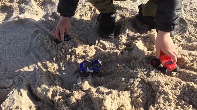 Учим ЦВЕТА на русском и английском вместе с МАШИНКАМИ монстр трак гонки смотреть онлайн