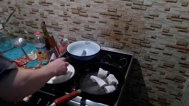 Жареная рыба с гарниром.Бюджетный ужин смотреть онлайн