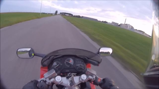 Honda VFR750 RC36 Insane V4 Sound смотреть онлайн