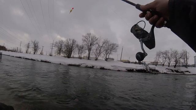 рыбалка в Инском на тёплом канале , ловим карасков на пенопласт и мотыля (возле БВХ) смотреть онлайн