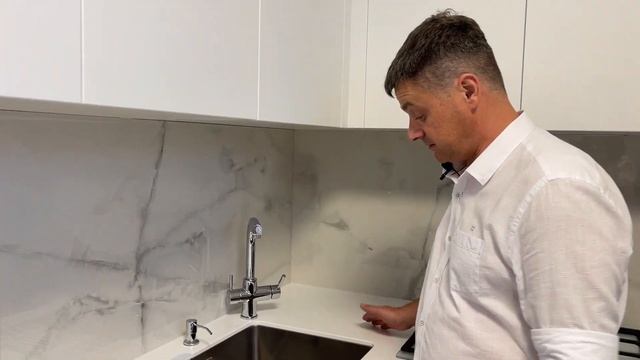 Обзор стильной кухни с акриловой столешницей для Дарьи (Севастополь, Крым) смотреть онлайн