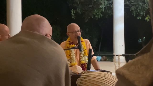 Бхакти Вигьяна Госвами Махарадж рассказывает про баджан «Гауранга болите хабе» смотреть онлайн