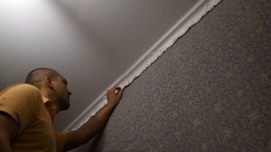 Как приклеить багет на кривые стены. Как быстро клеить багет.