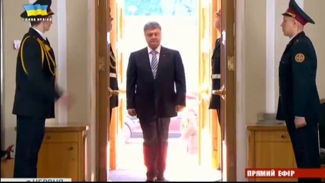 Ходячая смерть Порошенко, где он, людям плохо. Человек перед ним падает, он его переступает. смотреть онлайн