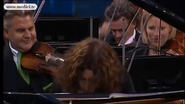 Katia and Marielle Labèque perform Concerto for two pianos by Poulenc - Waldbühne 2005 смотреть онлайн