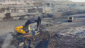 VOLVO EC480DL excavator loading dump truk