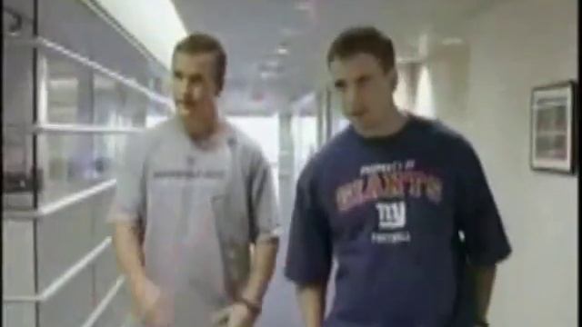 Peyton Manning kicks Eli's butt after Eli gives Payton a wet willie смотреть онлайн