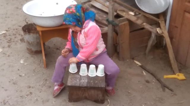 Маленькая Девочка 3.5 Года Считает Бумажные Стаканчики смотреть онлайн