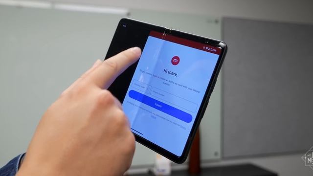 Google’s Pixel Fold Is The Most Important Foldable In Years [Hands-On] смотреть онлайн