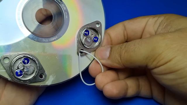 How to Make Solar Cells using Transistors (MJ2955) смотреть онлайн