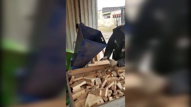 Видеоотчет рубительная машина "Дровосек" мод. ВХ600 смотреть онлайн