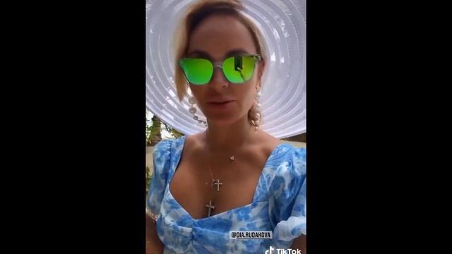 TikTok «Maldives» - Диана Рудакова и Анна Калашникова смотреть онлайн