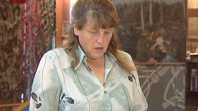 Новгородские поисковики обнаружили в районе деревни Мясной Бор фрагменты боевого Красного знамени смотреть онлайн