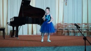 Я на сцену выхожу, в зал от страха не гляжу