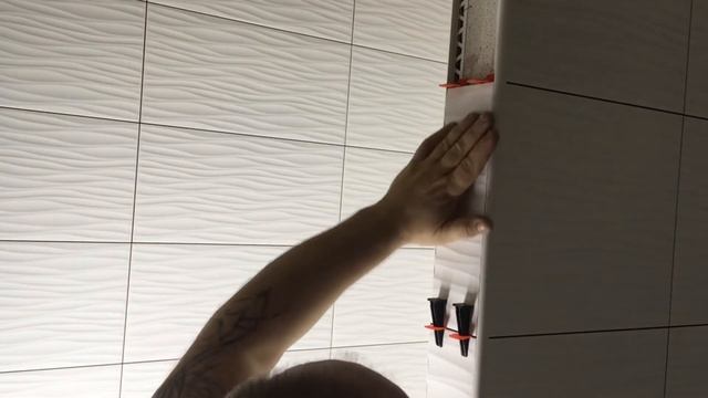 Красивый внешний угол из керамической плитки. Облицовываю короб плиткой своими руками.