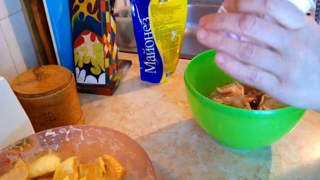 ЗАПЕЧЕННЫЕ ОКОРОЧКА МАРИНОВАННЫЕ КАПУСТНЫМ РАССОЛОМ С КАРТОФЕЛЕМ И ЛУКОМ. смотреть онлайн