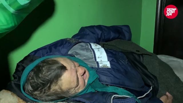 Сын выгнал мать из дома: пожилая женщина пять лет живет под дверью своей квартиры смотреть онлайн