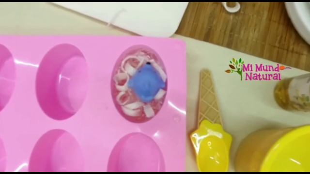 ¿Cómo encapsular juguetes en JABÓN para niños? 👣 has más divertida la hora del baño 🛀3 modelos смотреть онлайн
