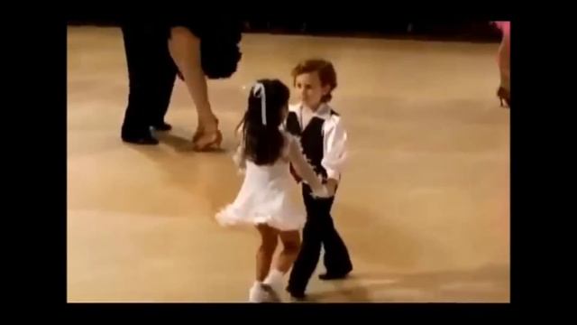 Маленькие танцуют спортивные бальные танцы, просто прелесть смотреть онлайн