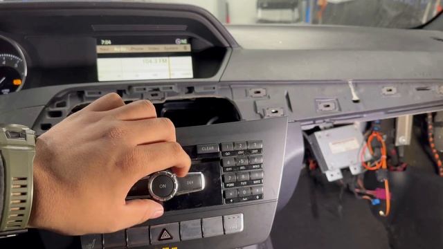 Mercedes C300 Radio Stopped Working!! Here is an easy fix! смотреть онлайн