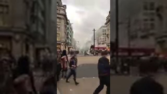 В Лондоне на Оксфорд-стрит прогремел взрыв смотреть онлайн