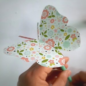 Пархающая бабочка из бумаги