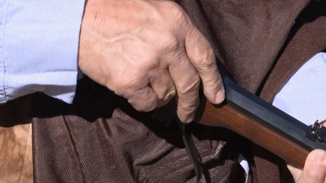 Cutting the Hangman's Rope with a Bullet| Gun Myths with Jerry Miculek (4K UHD) смотреть онлайн