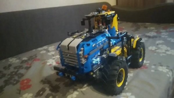 Трактор из лего техник.