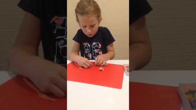 Лепим из пластилина попугая. смотреть онлайн