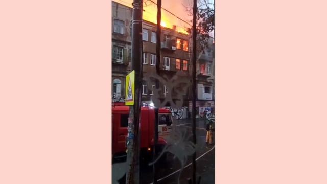 Ростов-на-Дону: по улице Социалистической полыхает дом Парамоновых. ? смотреть онлайн