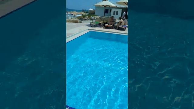 А это бассейн на берегу моря смотреть онлайн