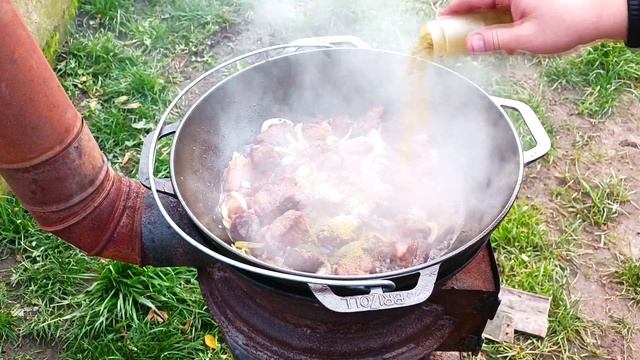 МЯСО В КАЗАНЕ НА КОСТРЕ ПО БАБУШКИНОМУ РЕЦЕПТУ #мясо#еда#казан#мясовказани# смотреть онлайн