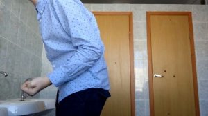 Школьник пердит, как халк из-за горохового супа