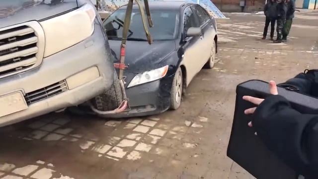 Эвакуатор уронил “Крузак“ на “Камри“ смотреть онлайн