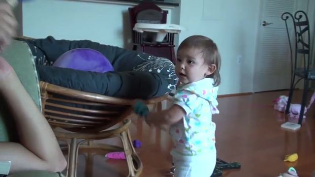 Paige shaking maracas.mp4 смотреть онлайн