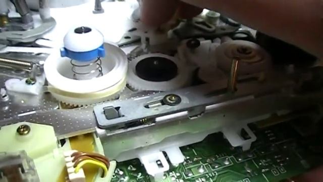 Hitachi VT-2500A VHS camcorder tear down (and mechanism in action) смотреть онлайн
