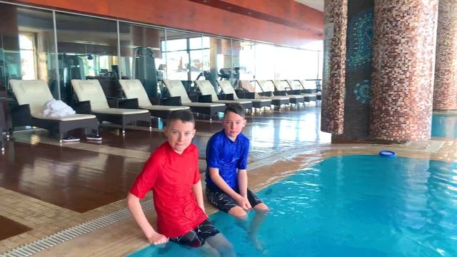 Pool challenge Twins Wins | Игры в бассейне смотреть онлайн