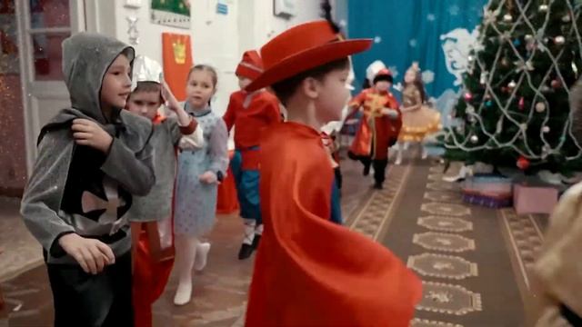 Новый год у ворот.Вновь снежинок хоровод Закружит на улице! смотреть онлайн