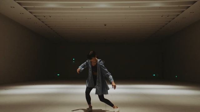 Dancing through a minimalist Art Museum in Shanghai смотреть онлайн