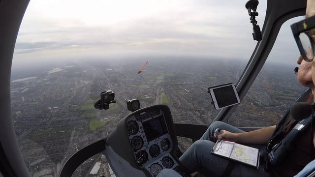 Helicopter flight over central London from Elstree, full ATC смотреть онлайн