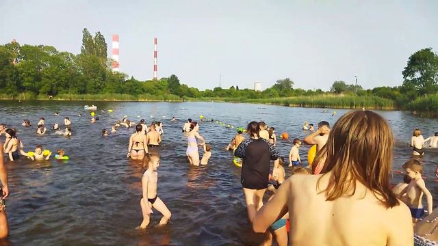 Столько купающихся людей я еще не видел смотреть онлайн