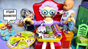 ЖАДНАЯ БАБУЛЯ НЕ ДАЕТ КОНФЕТЫ?? Катя и Макс веселая семейка! Смешные куклы Барби Даринелка ТВ