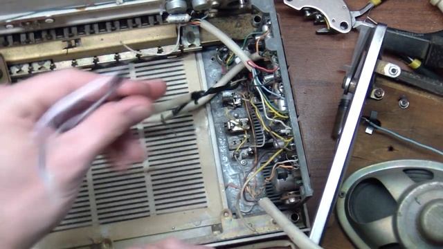 Переносная колонка из старого радиоприемника смотреть онлайн