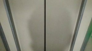 Лифт едет с открытыми дверями кабины